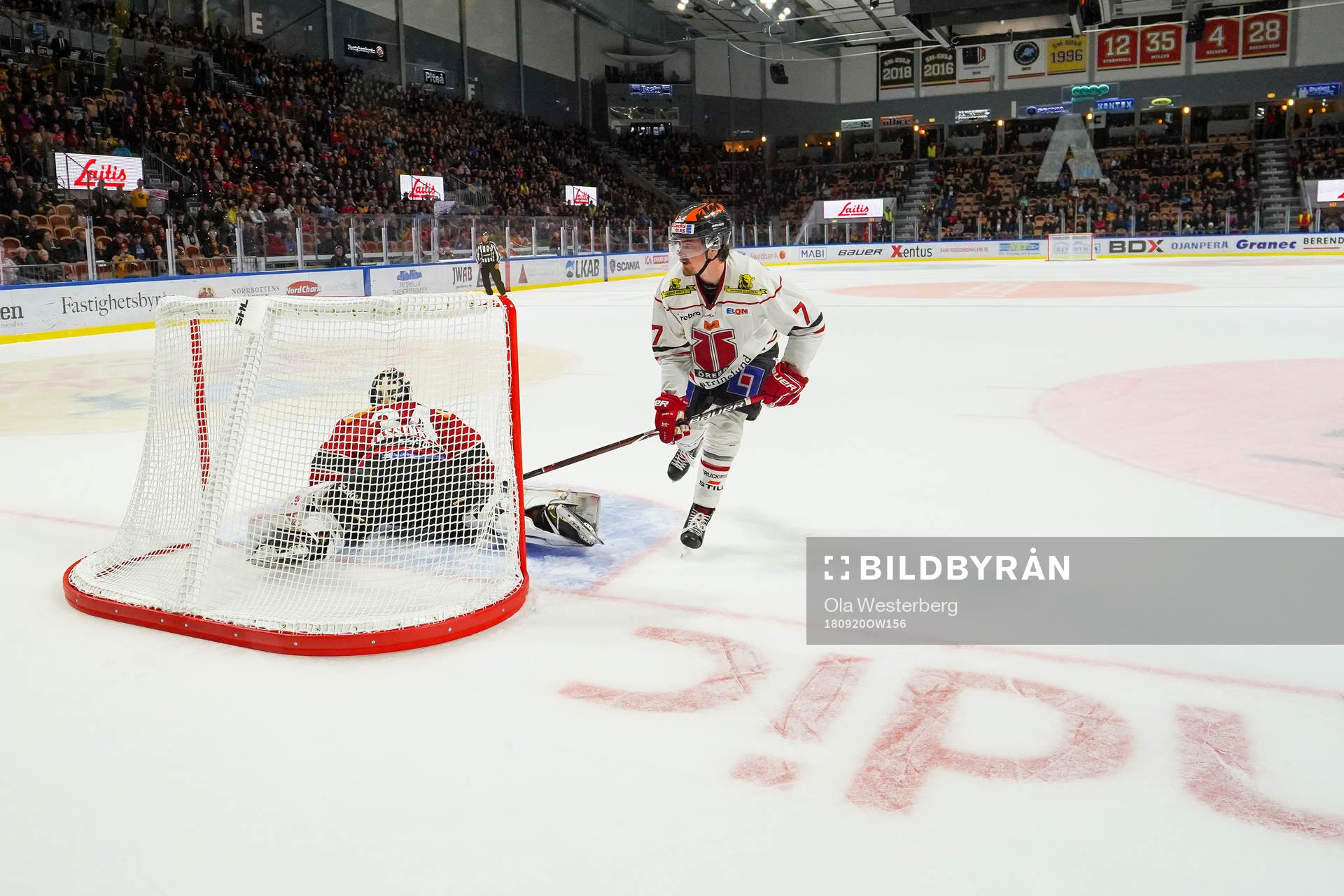 Örebros Marcus Björk gör mål på Luleås målvakt Joel