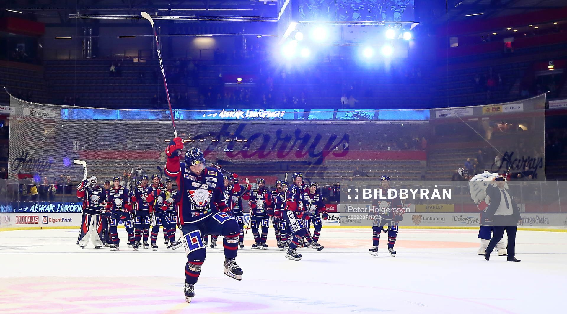 Linköpings spelare med Joe Whitney jublar