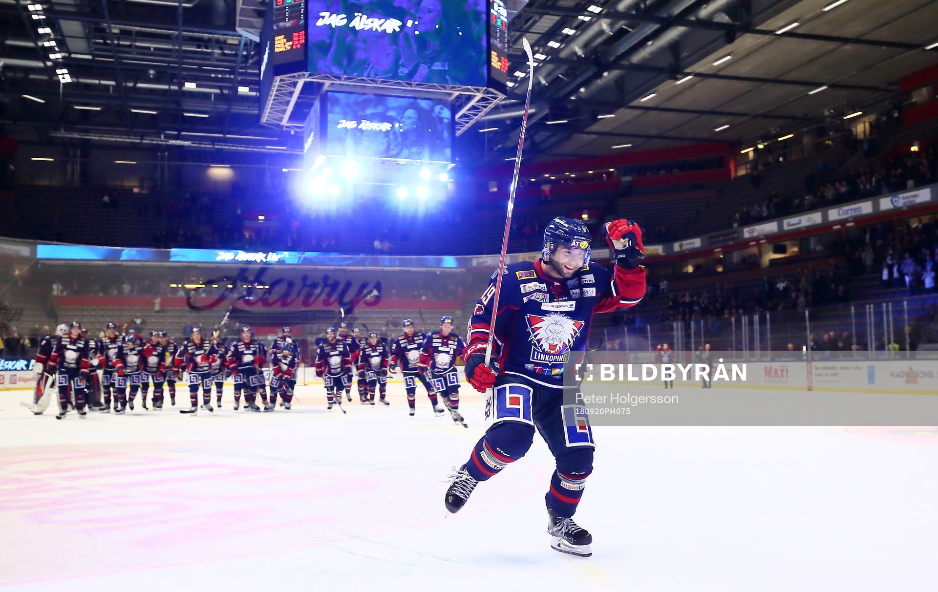 Linköpings spelare med Joe Whitney jublar