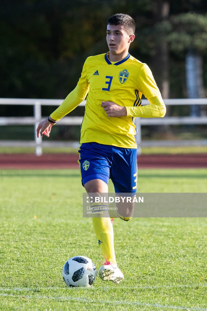 Sveriges Emin Hasic i landskampen i fotboll mellan Sverige