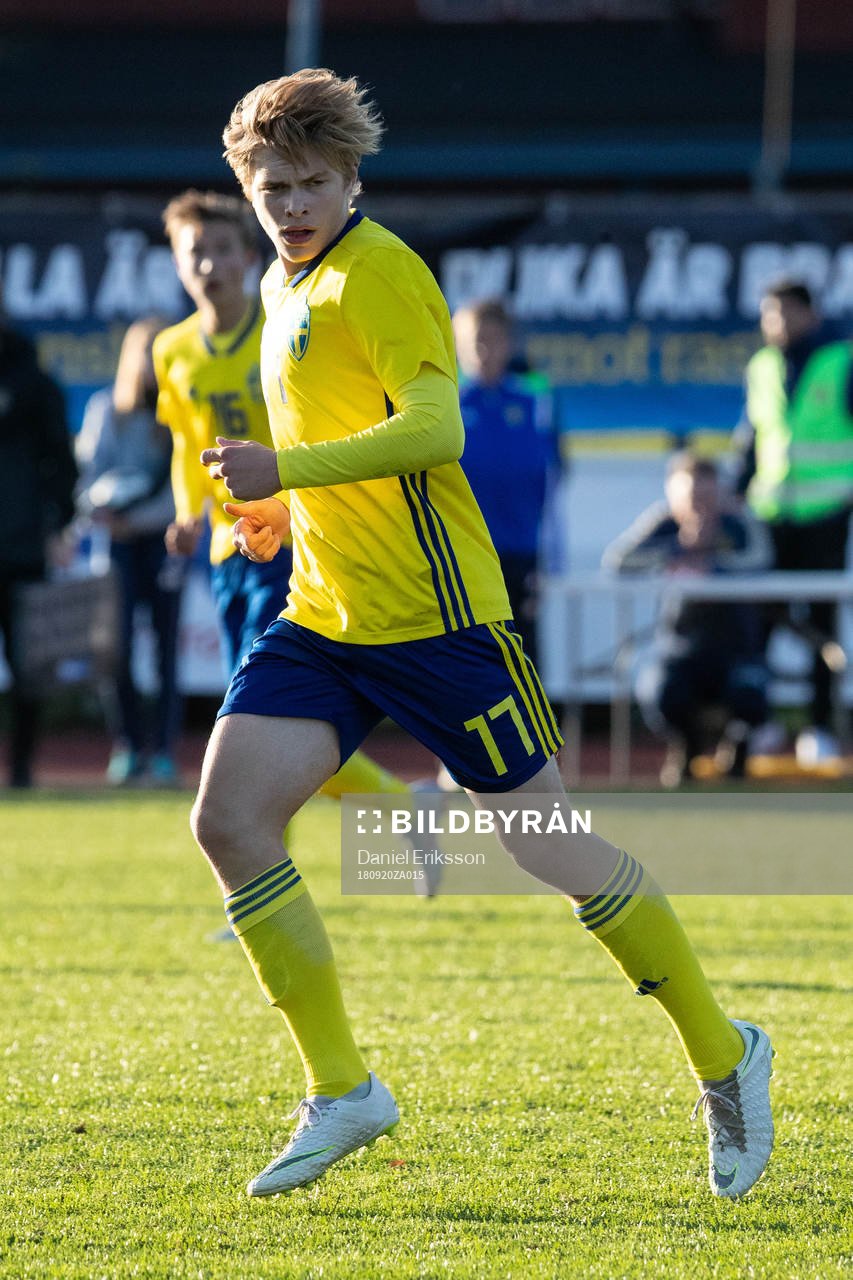 Sveriges Kristoffer Krebs i landskampen i fotboll mellan