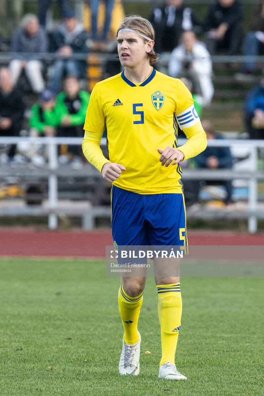 Sveriges Robin Glavak  i landskampen i fotboll mellan