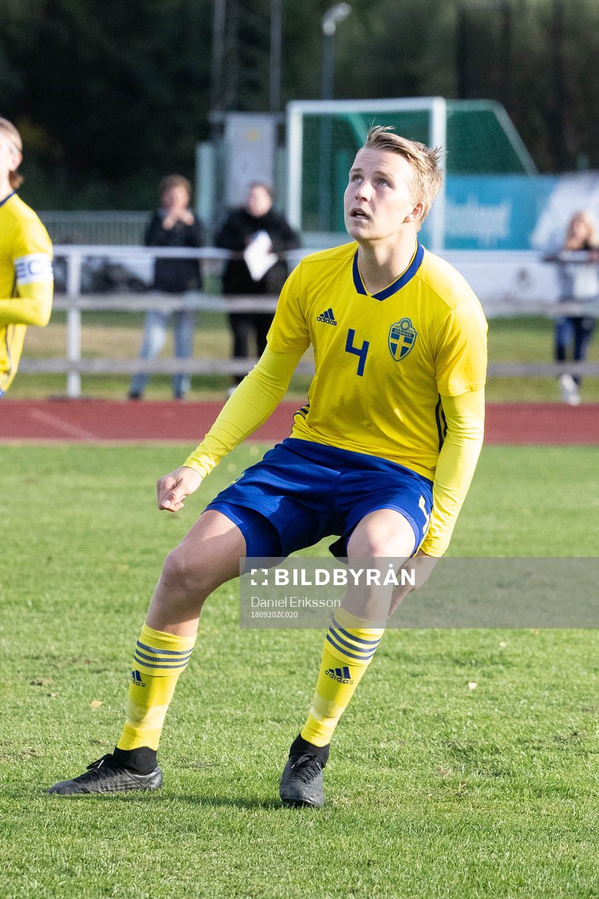 Sveriges  Casper Widell  i landskampen i fotboll mellan