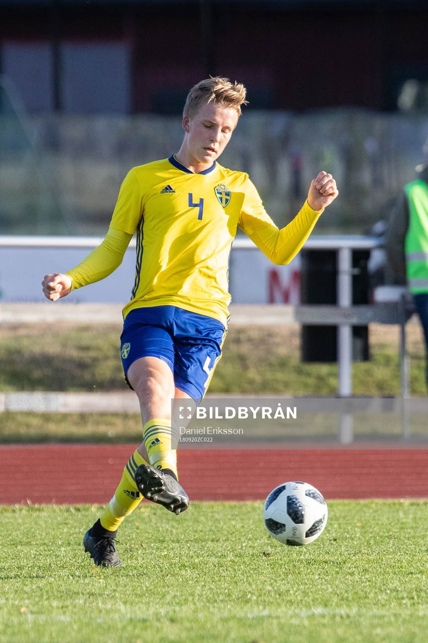 Sveriges Casper Widell i landskampen i fotboll mellan