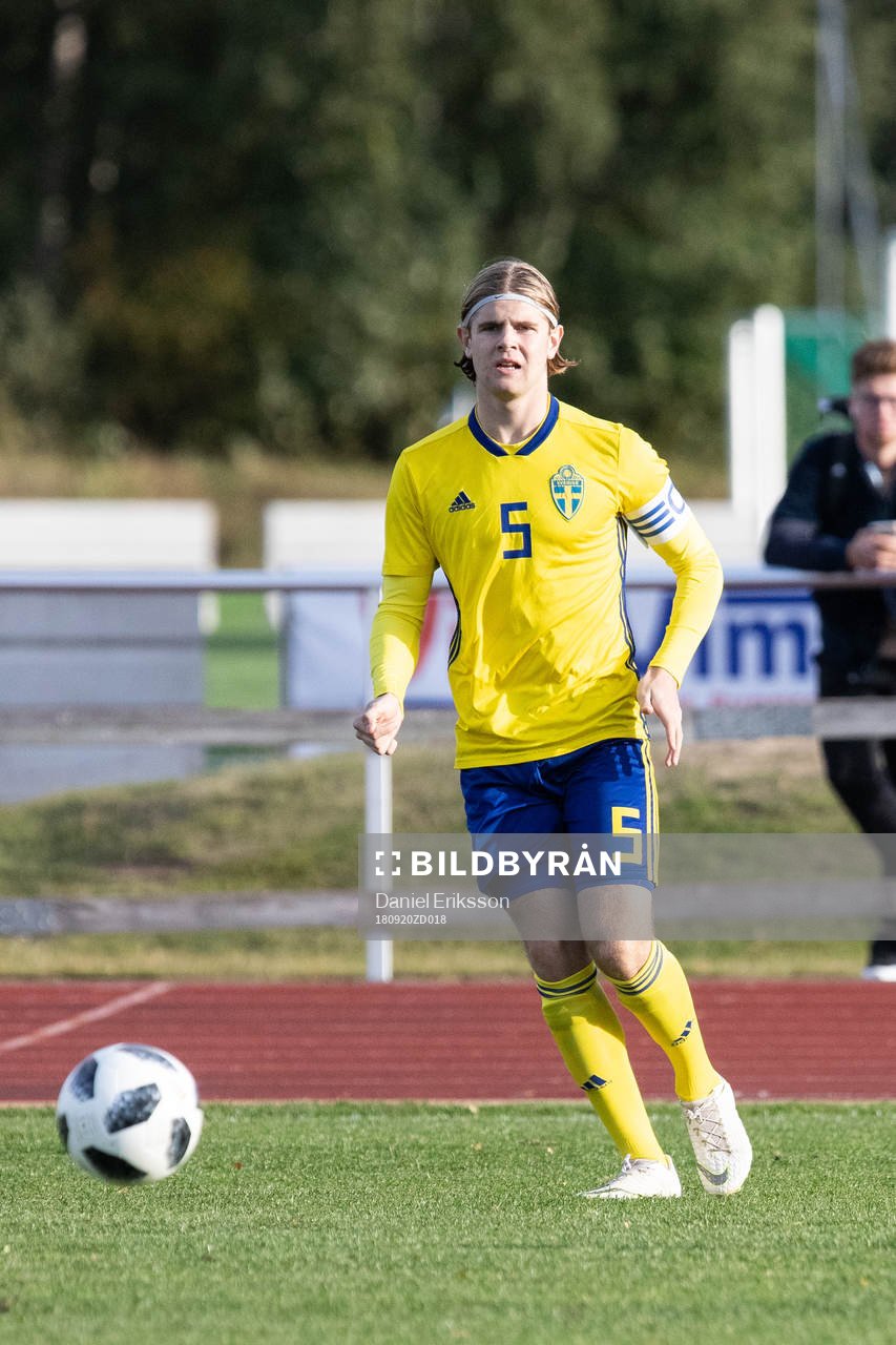 Sveriges Robin Glavak  i landskampen i fotboll mellan