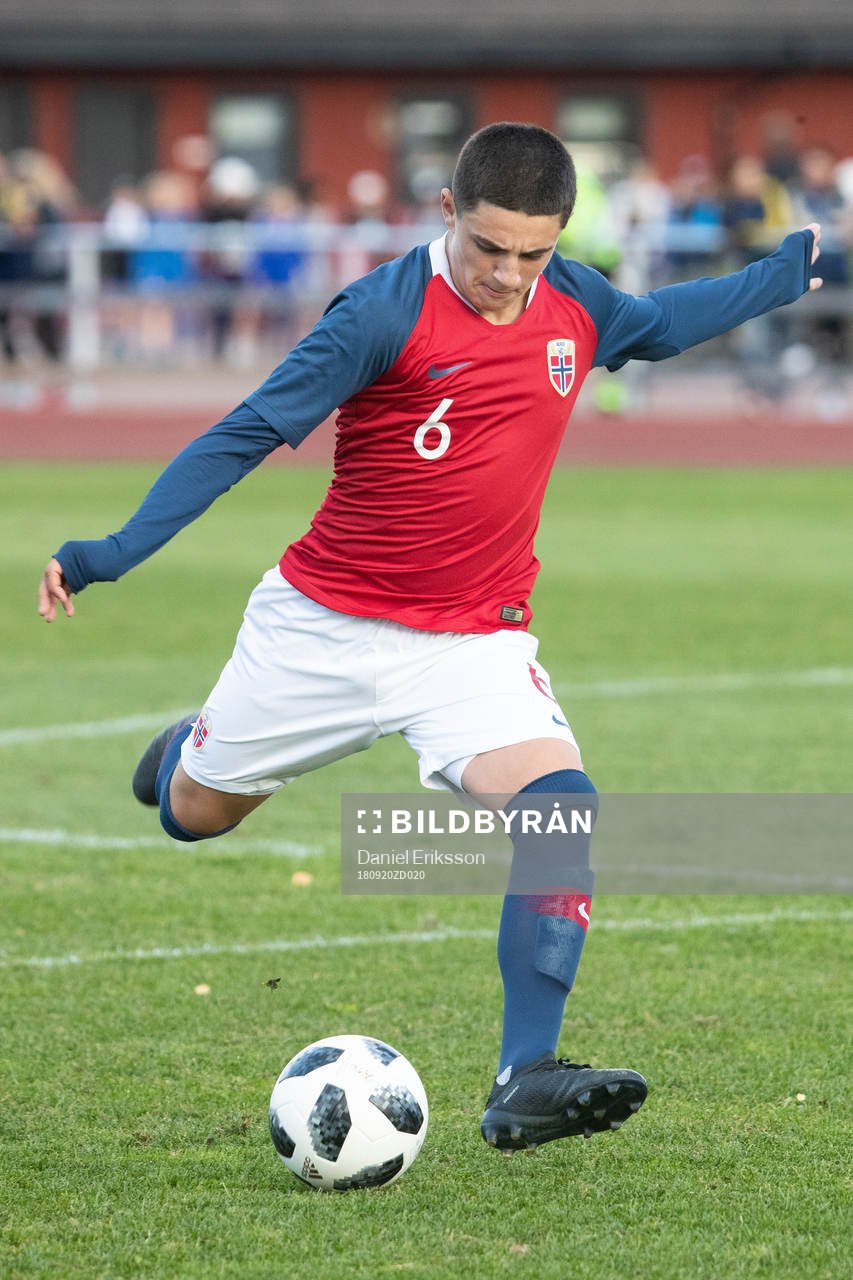 Norges Christof Zafeiris  i landskampen i fotboll mellan