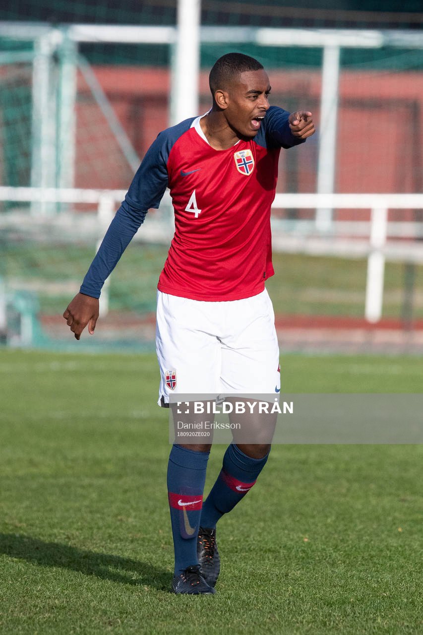 Norges Daniel Kubrom Hamde  i landskampen i fotboll mellan