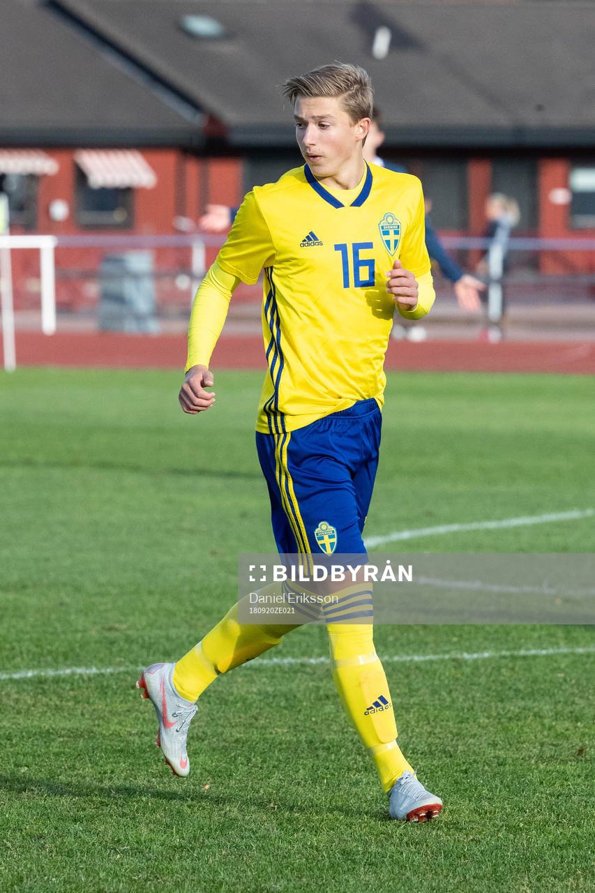 Sveriges Edwin Andersson  i landskampen i fotboll mellan
