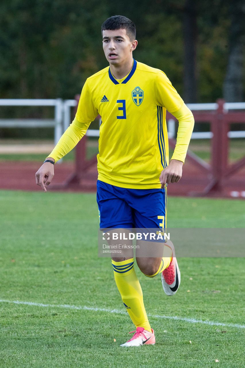 Sveriges Emin Hasic  i landskampen i fotboll mellan Sverige