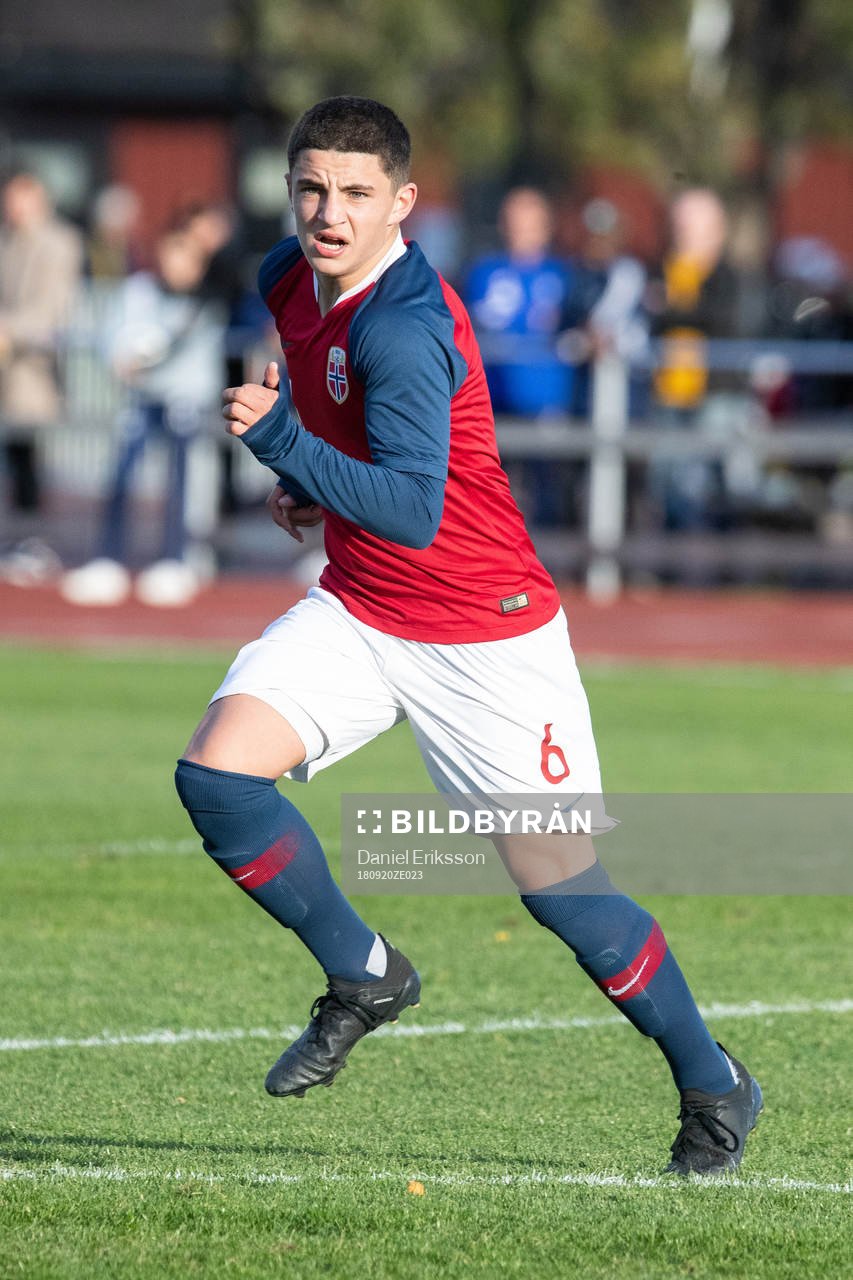 Norges Christof Zafeiris  i landskampen i fotboll mellan