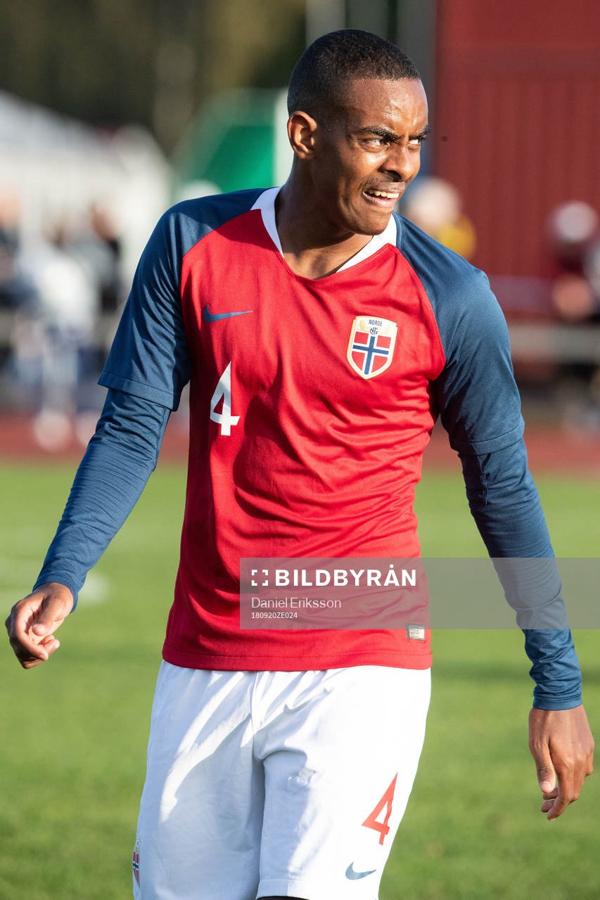 Norges Daniel Kubrom Hamde i landskampen i fotboll mellan