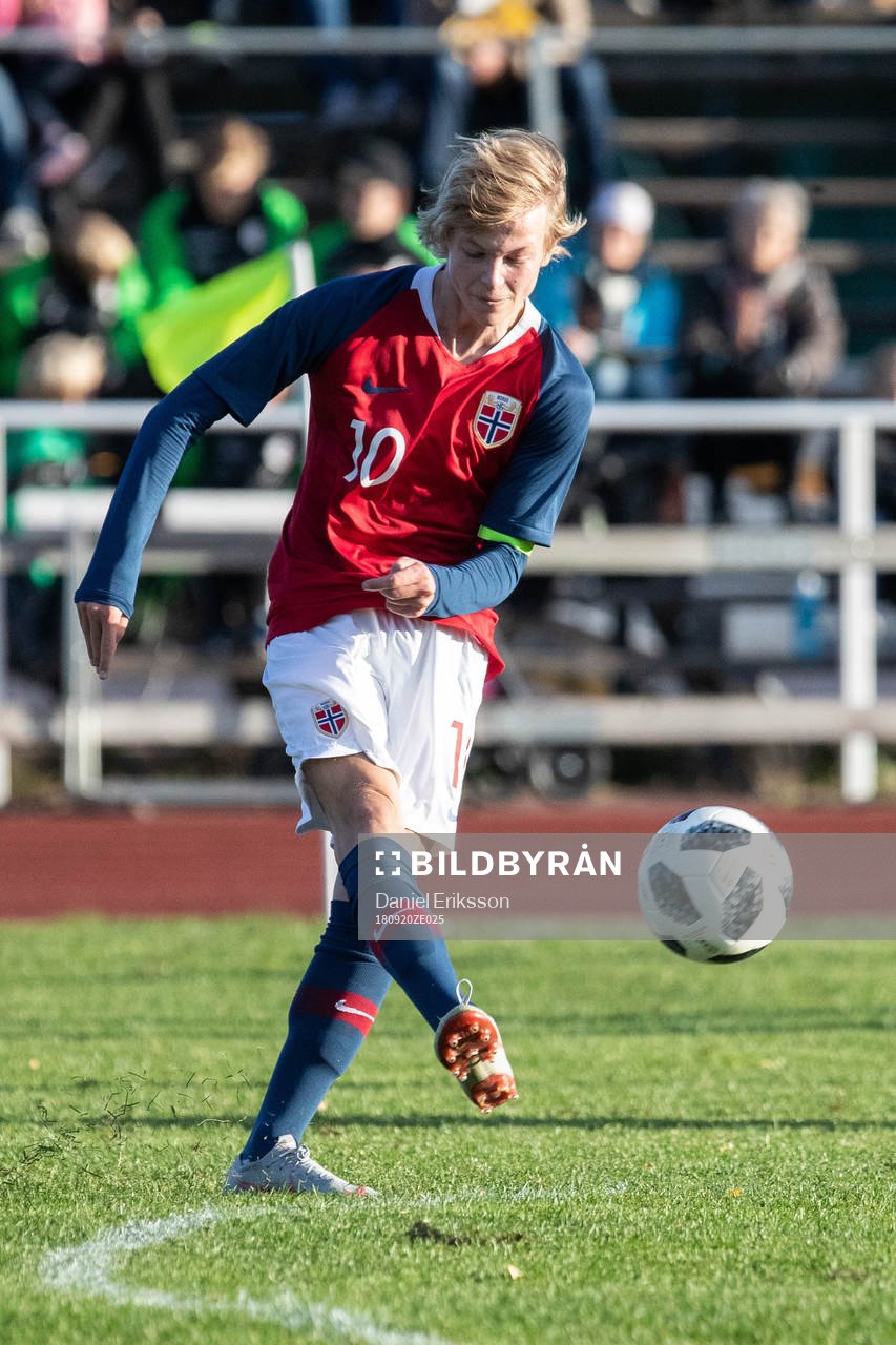 Norges Odin Thiago Holm i landskampen i fotboll mellan Sverige och Norge den 20 september 2018 i Mora.