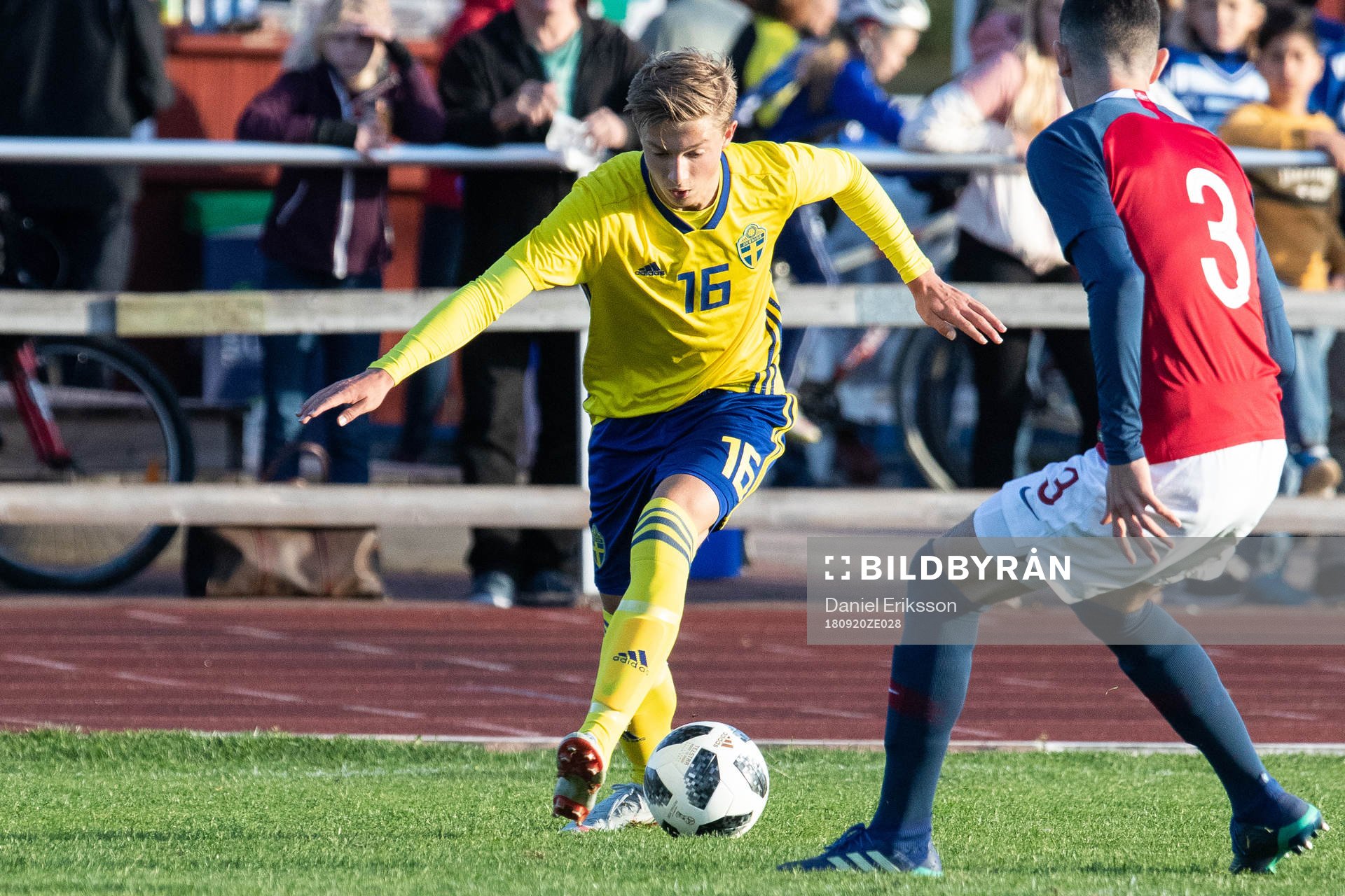Sveriges Edwin Andersson i landskampen i fotboll mellan