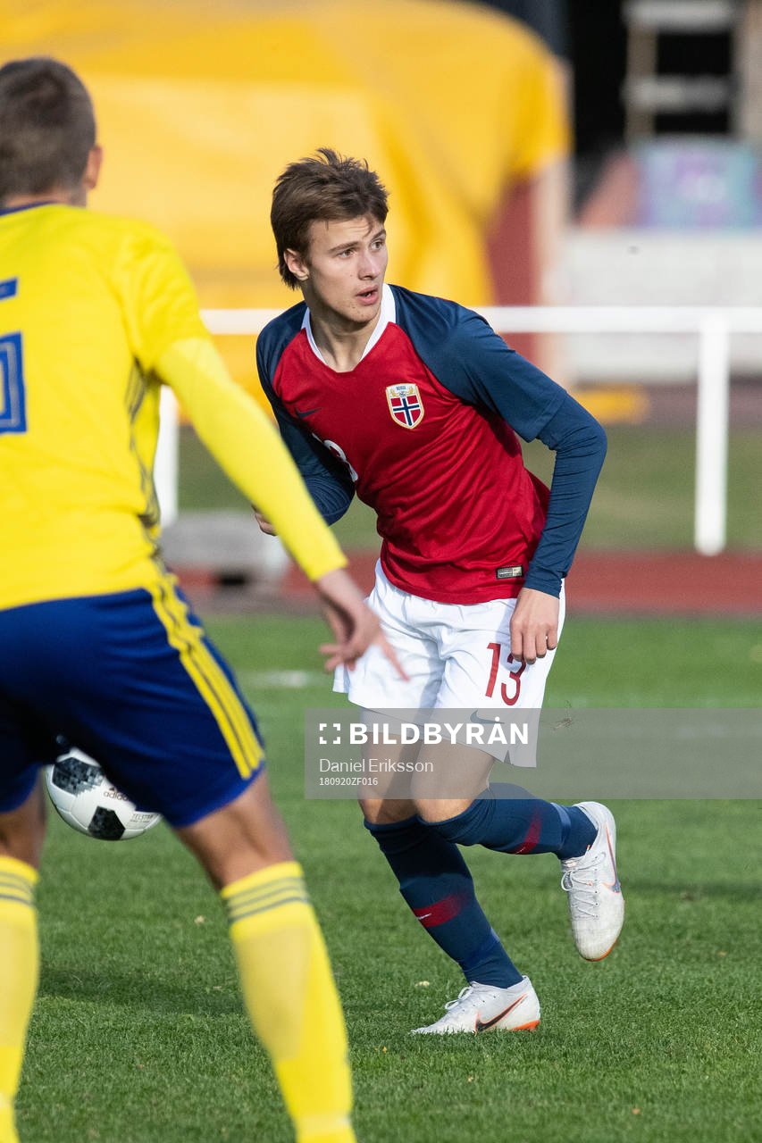 Norges Uranik Seferi  i landskampen i fotboll mellan