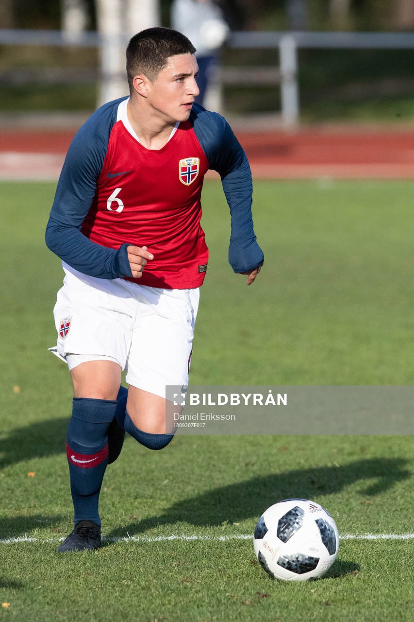 Norges Christof Zafeiris  i landskampen i fotboll mellan
