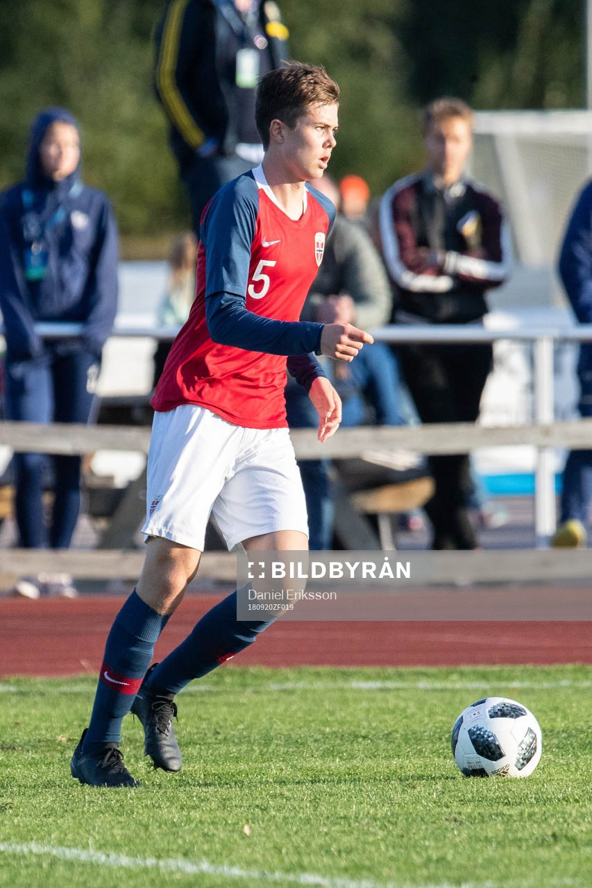 Norges Henrik Stenseide i landskampen i fotboll mellan