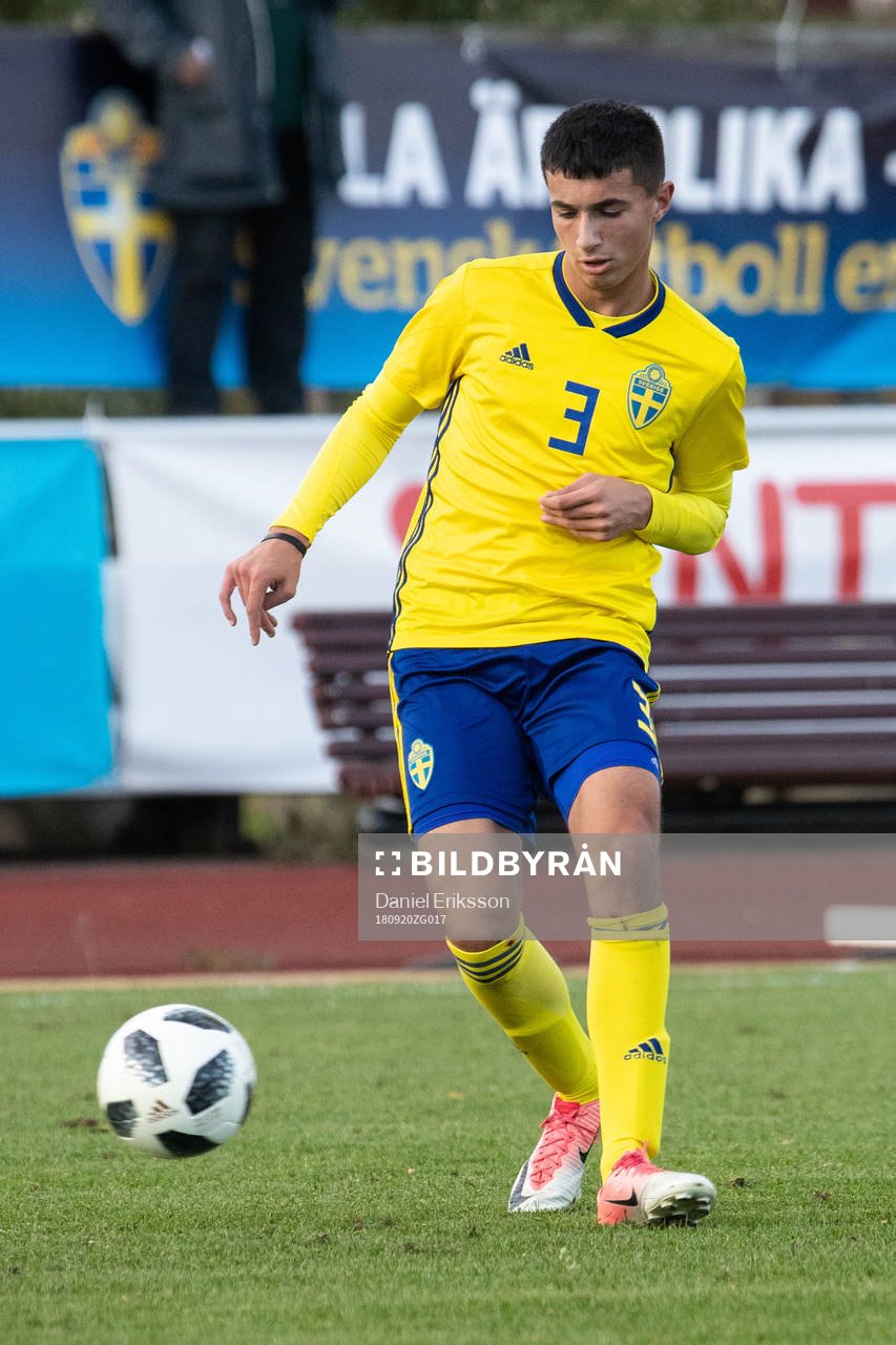 Sveriges Emin Hasic i landskampen i fotboll mellan Sverige