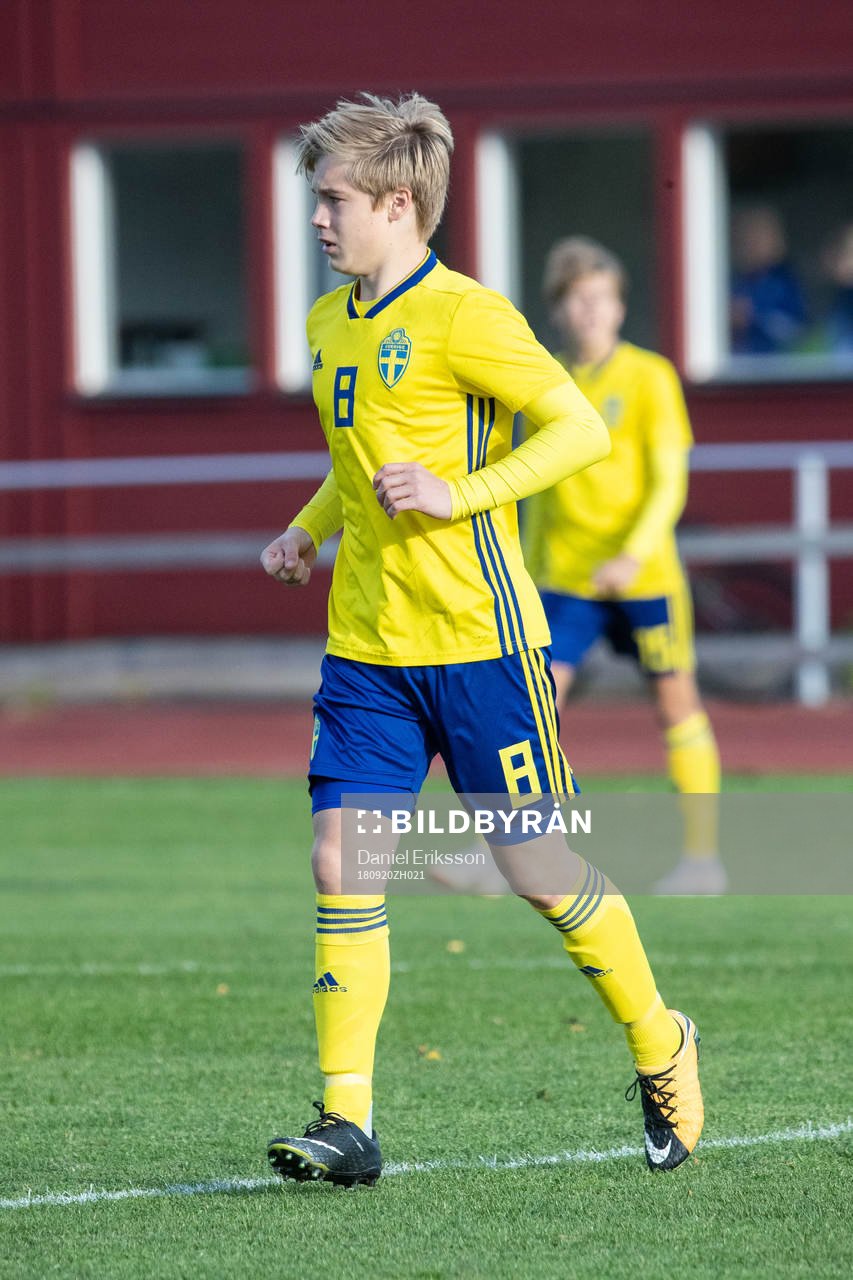 Sveriges Nils Wallenberg  i landskampen i fotboll mellan