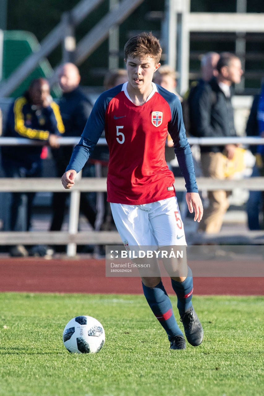 Norges Henrik Stenseide i landskampen i fotboll mellan