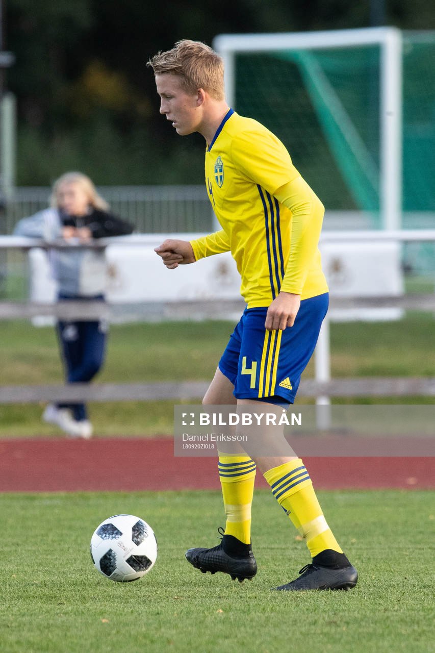 Sveriges Casper Widell  i landskampen i fotboll mellan