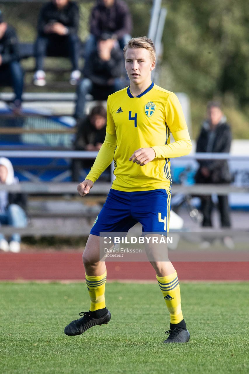 Sveriges Casper Widell  i landskampen i fotboll mellan