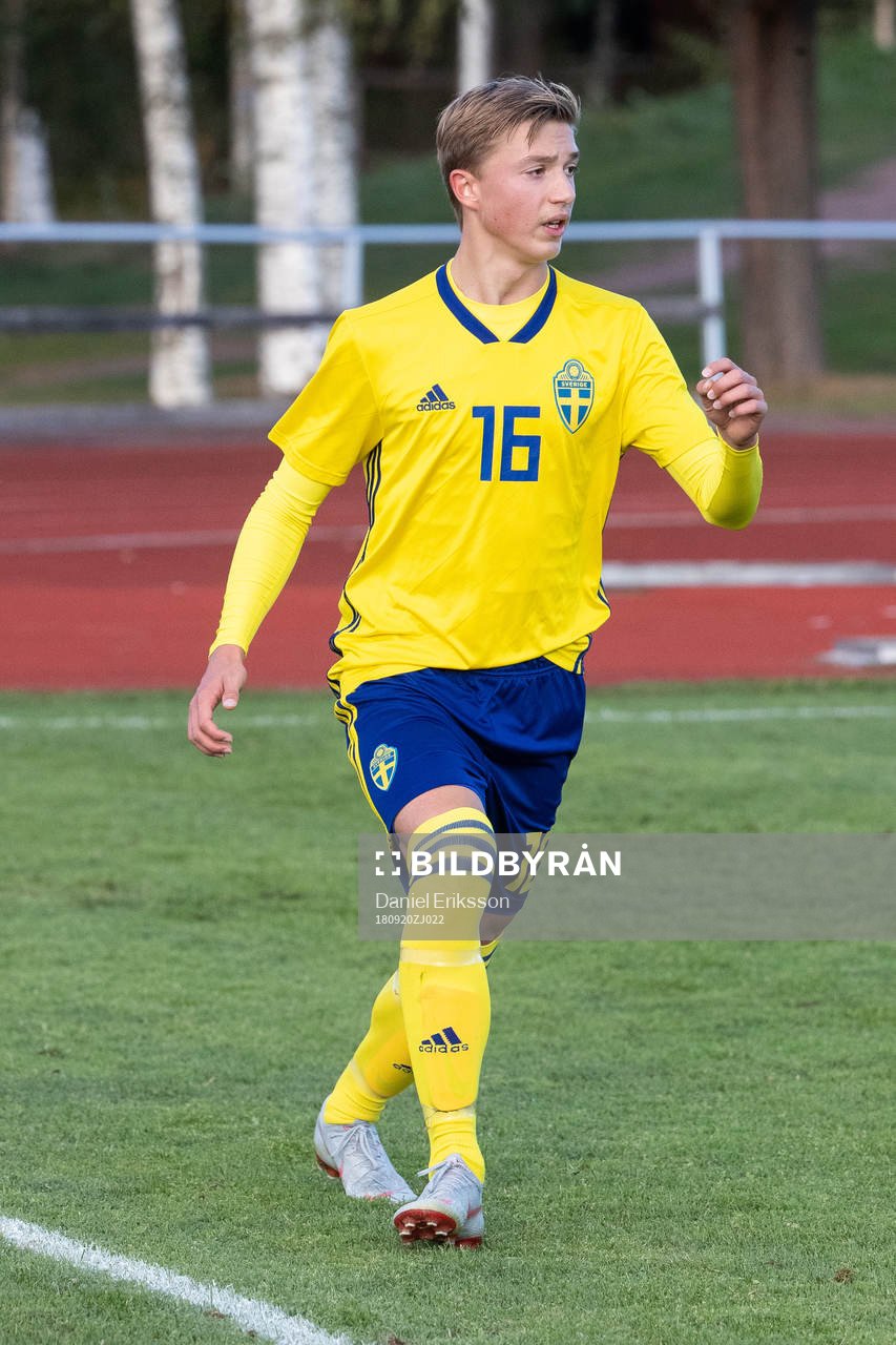 Sveriges Edwin Andersson i landskampen i fotboll mellan