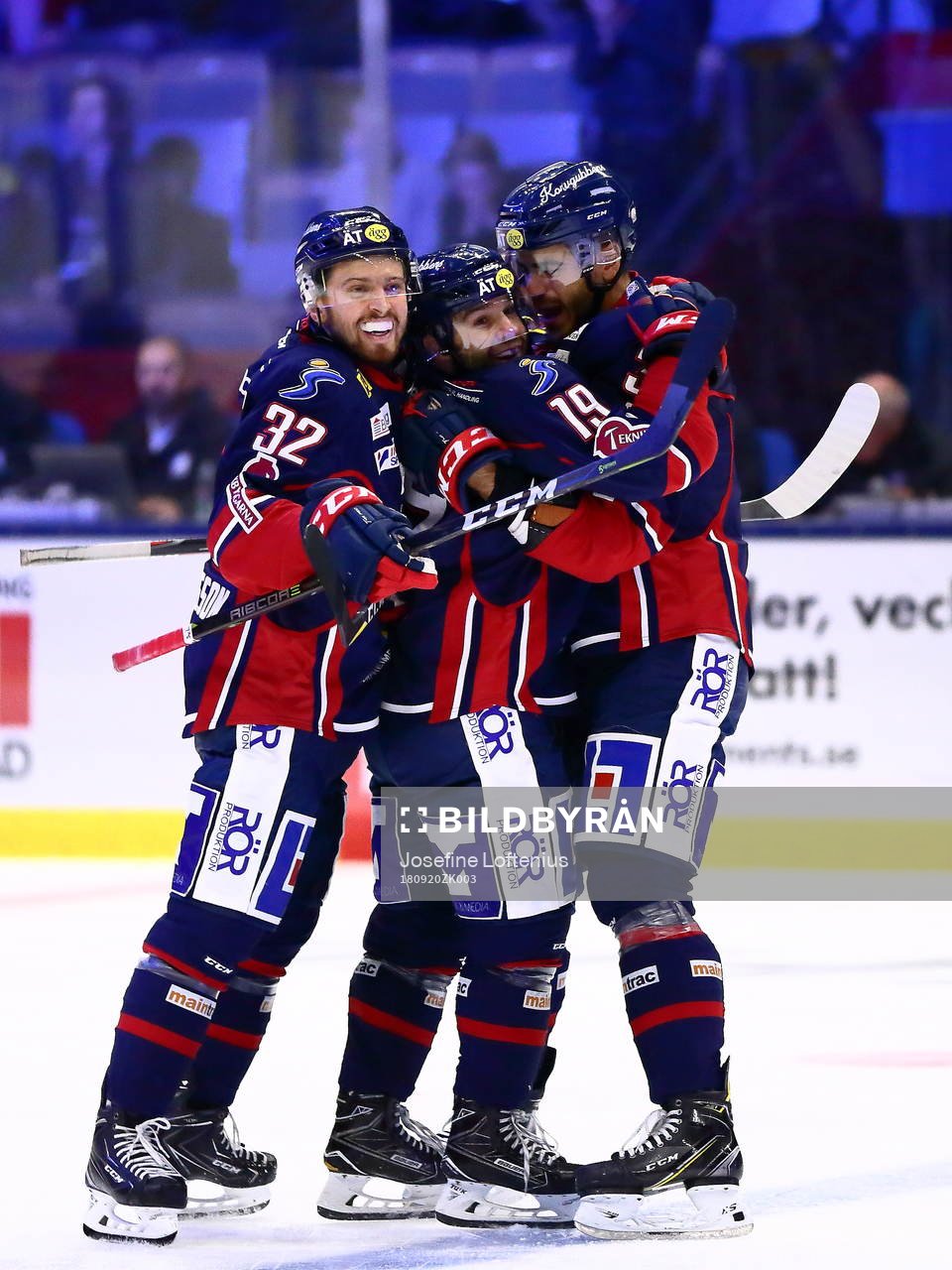 Linköpings Lukas Bengtsson och Almen Bibic kramar om Joe