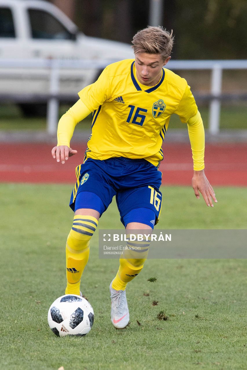 Sveriges Edwin Andersson  i landskampen i fotboll mellan