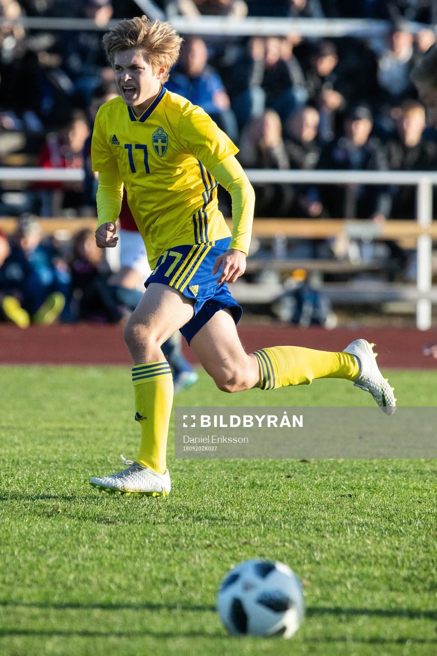 Sveriges Kristoffer Krebs i landskampen i fotboll mellan