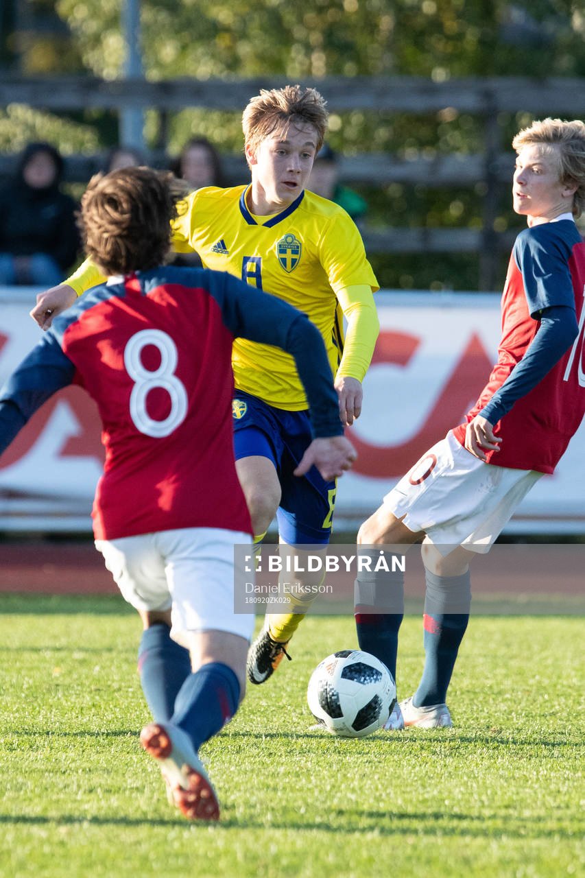 Sveriges Nils Wallenberg i landskampen i fotboll mellan