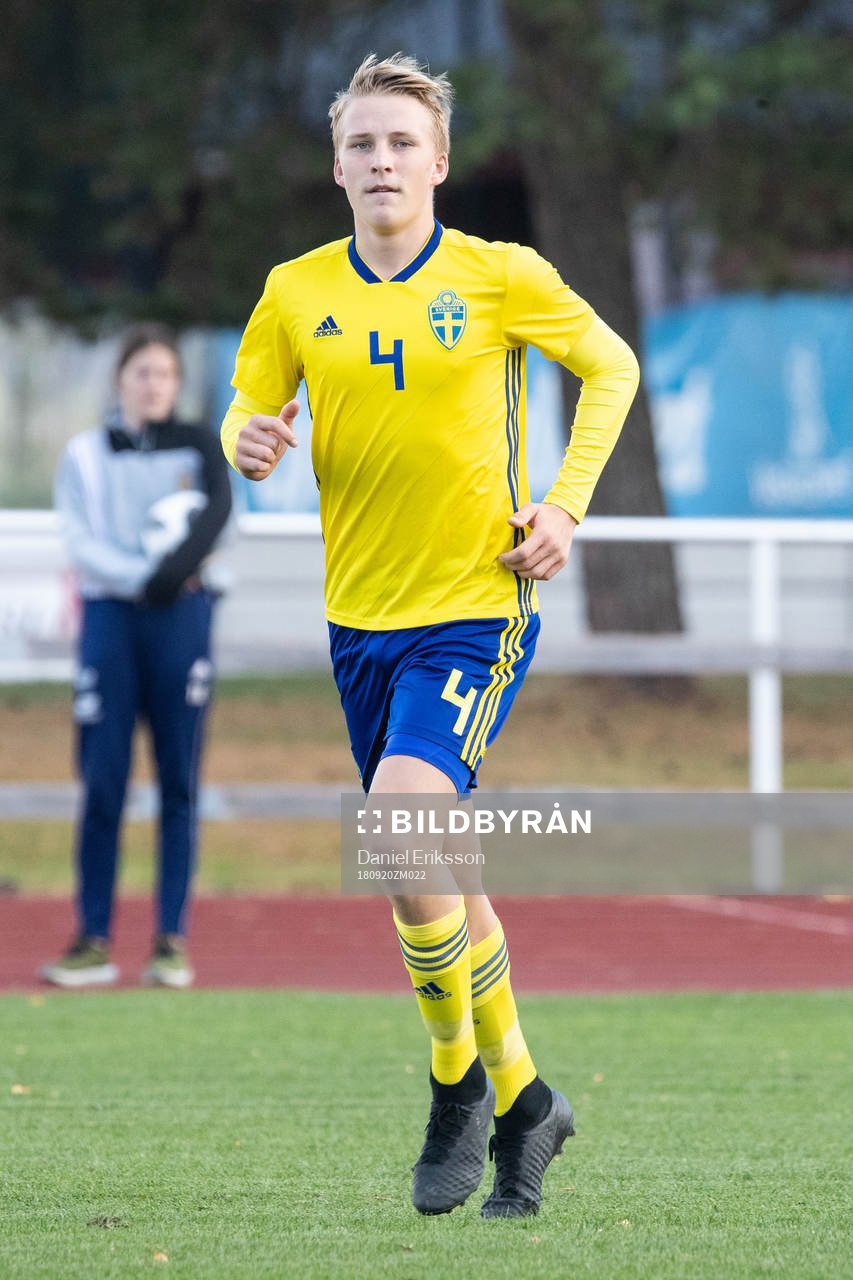 Sveriges Casper Widell  i landskampen i fotboll mellan