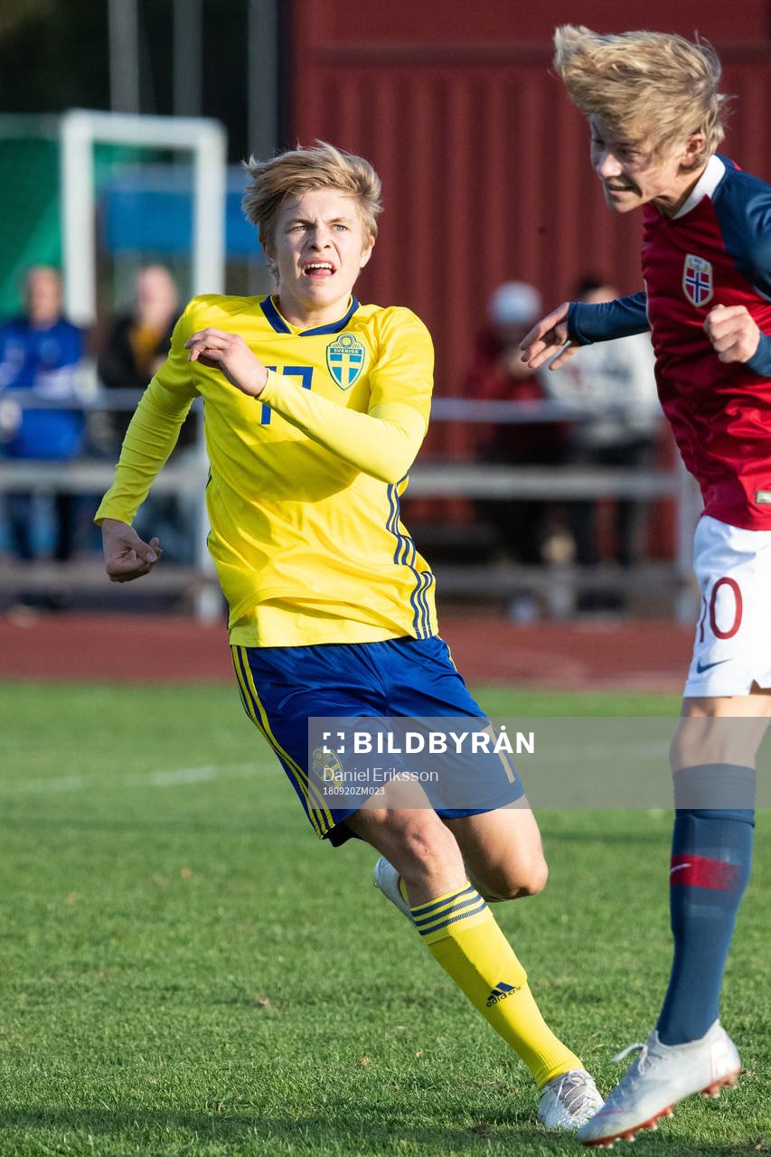 Sveriges Kristoffer Krebs i landskampen i fotboll mellan