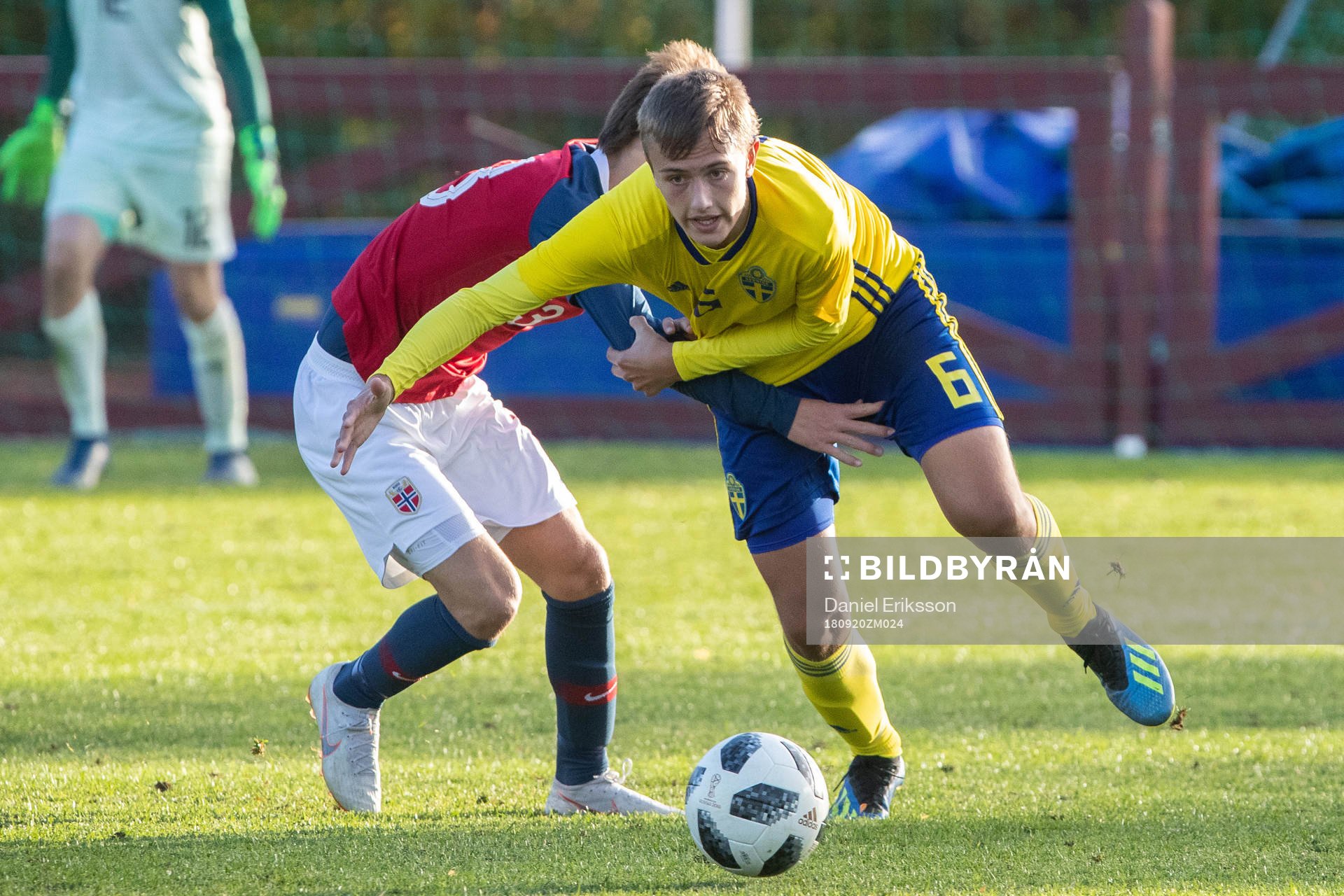 Sveriges Jesper Tolinsson och Norges Uranik Seferi i landskampen i fotboll mellan Sverige och Norge den 20 september 2018 i Mora.