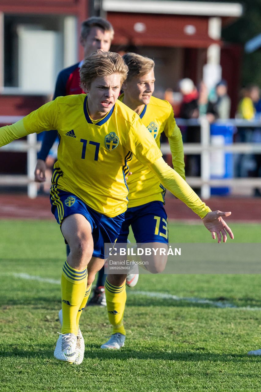 Sveriges Kristoffer Krebs jublar efter 1-0 i landskampen i fotboll mellan Sverige och Norge den 20 september 2018 i Mora.