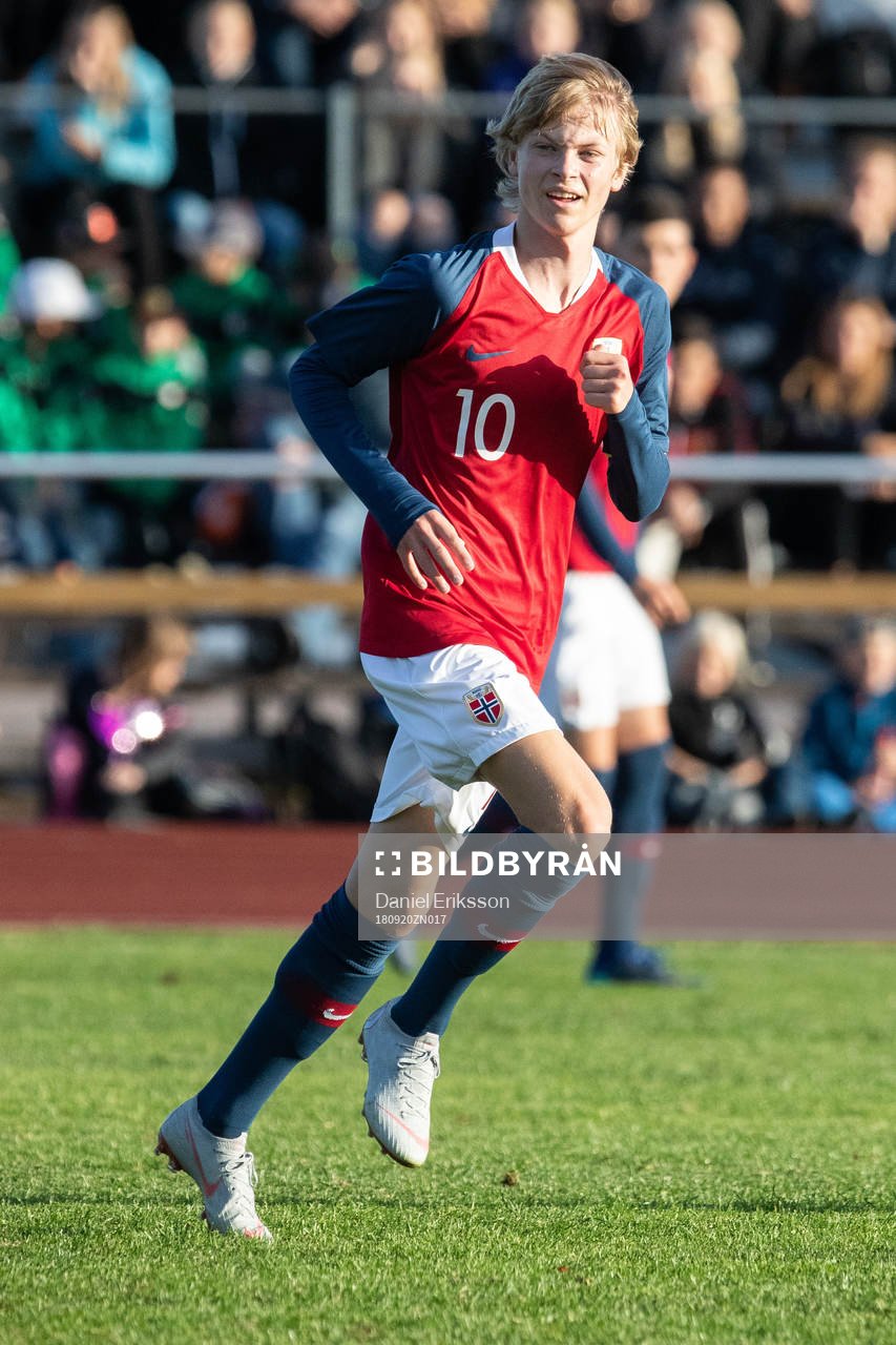 Norges Odin Thiago Holm i landskampen i fotboll mellan