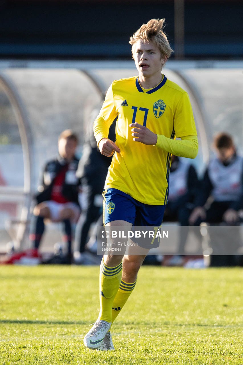 Sveriges Kristoffer Krebs i landskampen i fotboll mellan