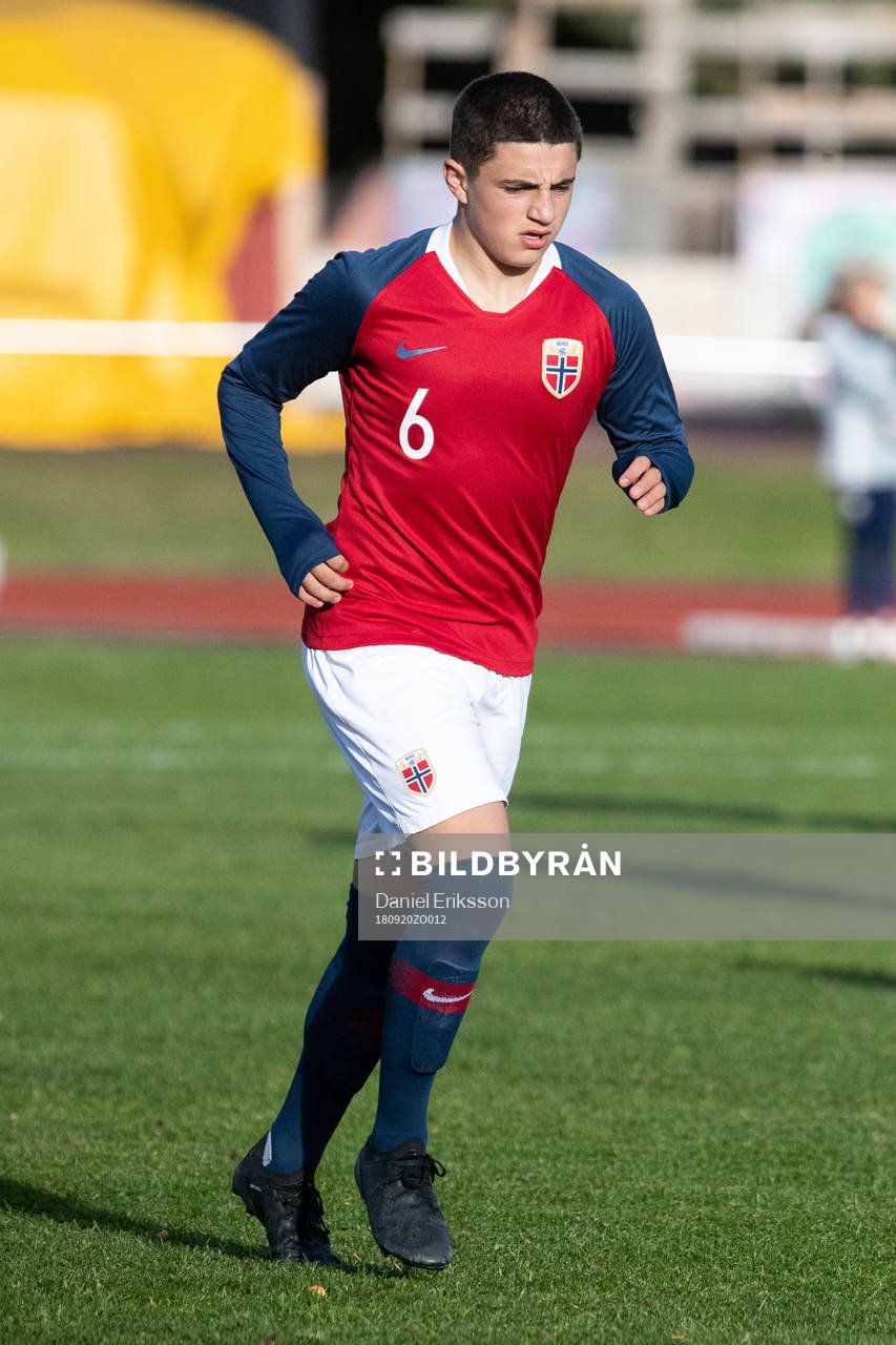 Norges Christof Zafeiris  i landskampen i fotboll mellan