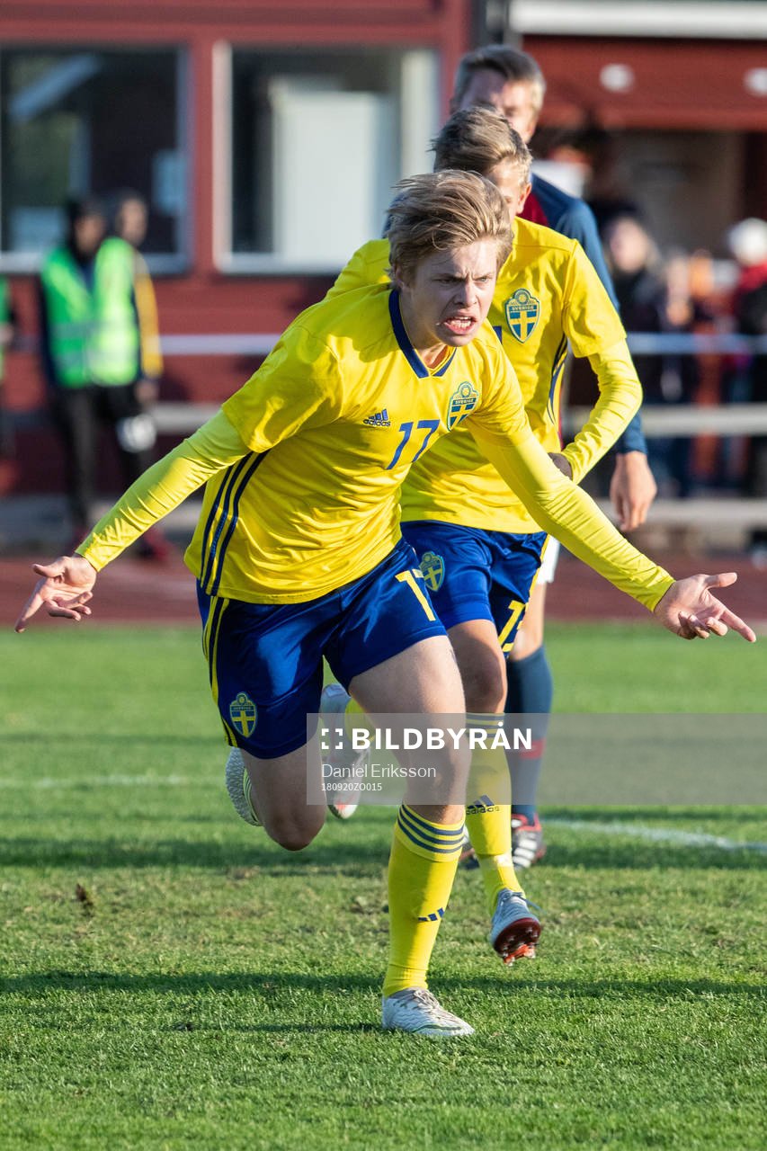 Sveriges Kristoffer Krebs i landskampen i fotboll mellan