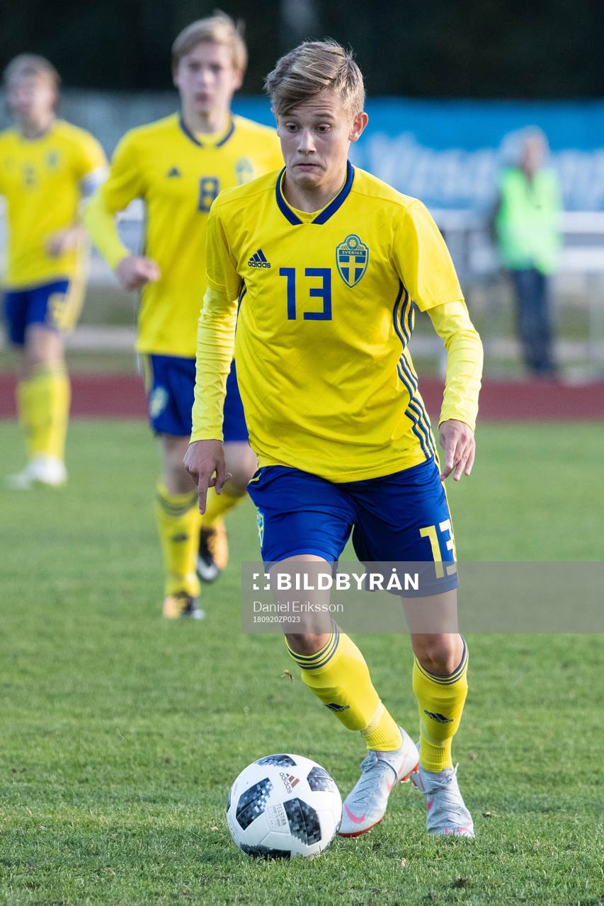 Sveriges Adam Hellqvist i landskampen i fotboll mellan