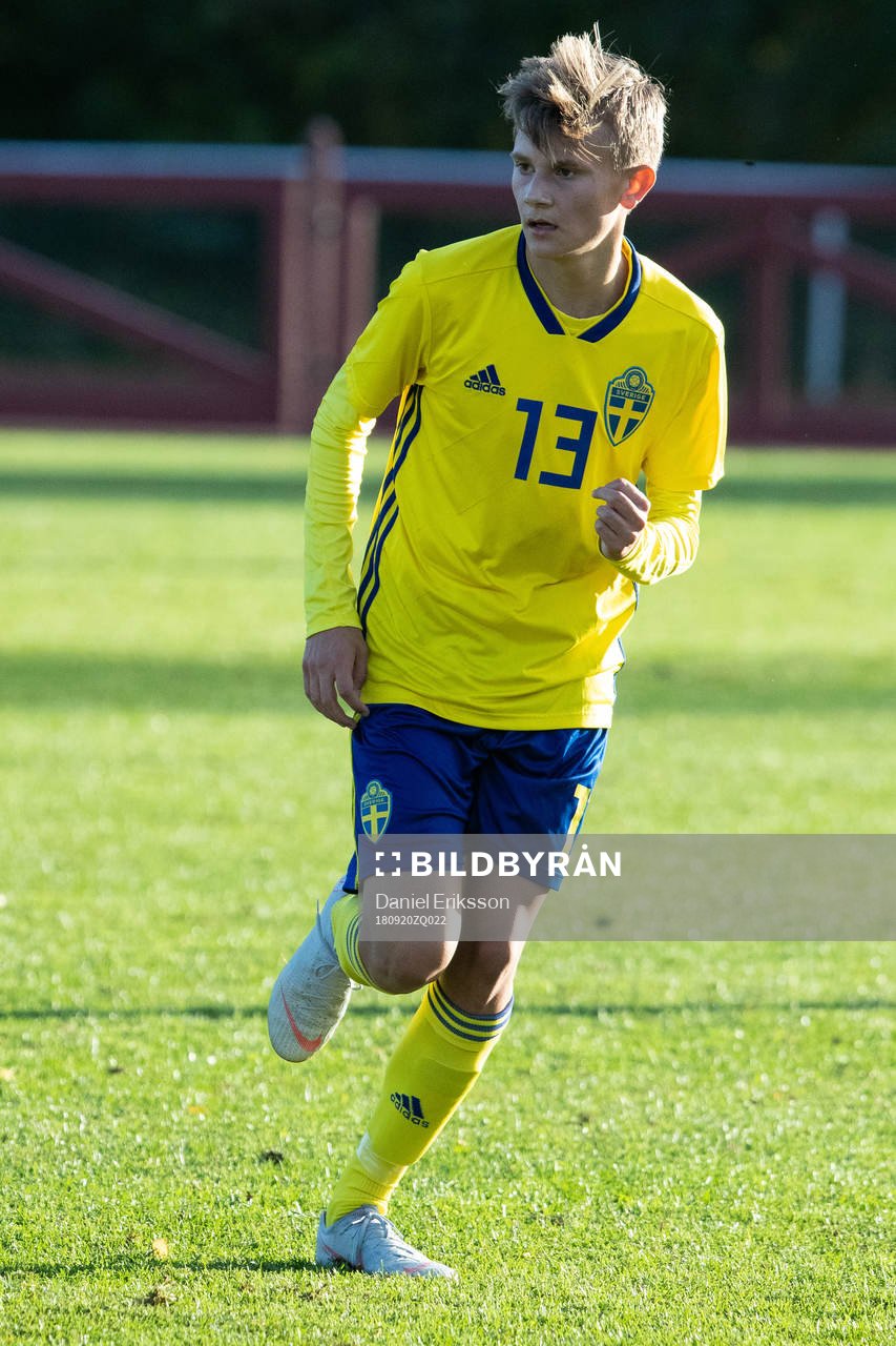 Sveriges Adam Hellqvist i landskampen i fotboll mellan