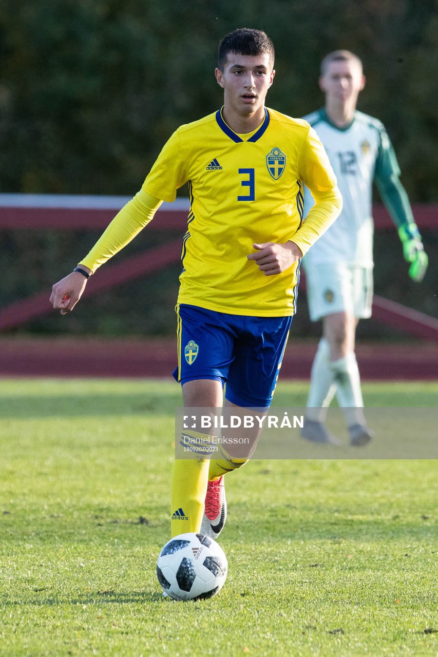 Sveriges Emin Hasic i landskampen i fotboll mellan Sverige