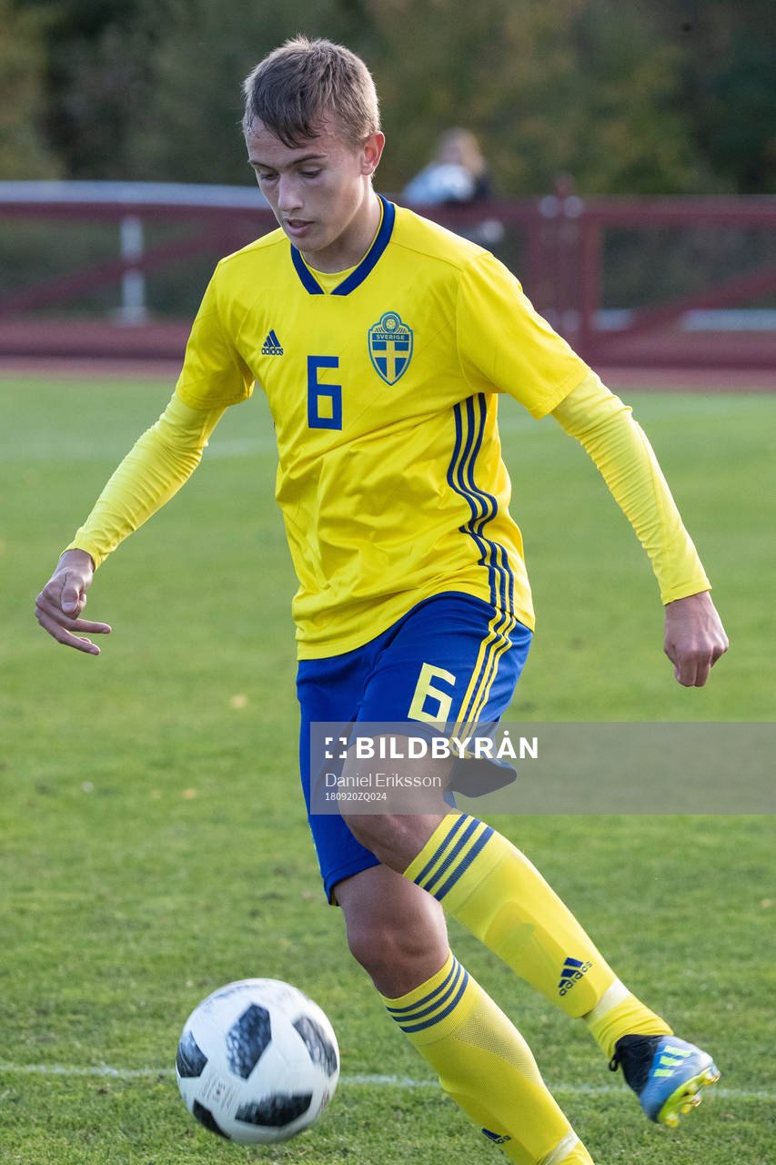 Sveriges Jesper Tolinsson i landskampen i fotboll mellan