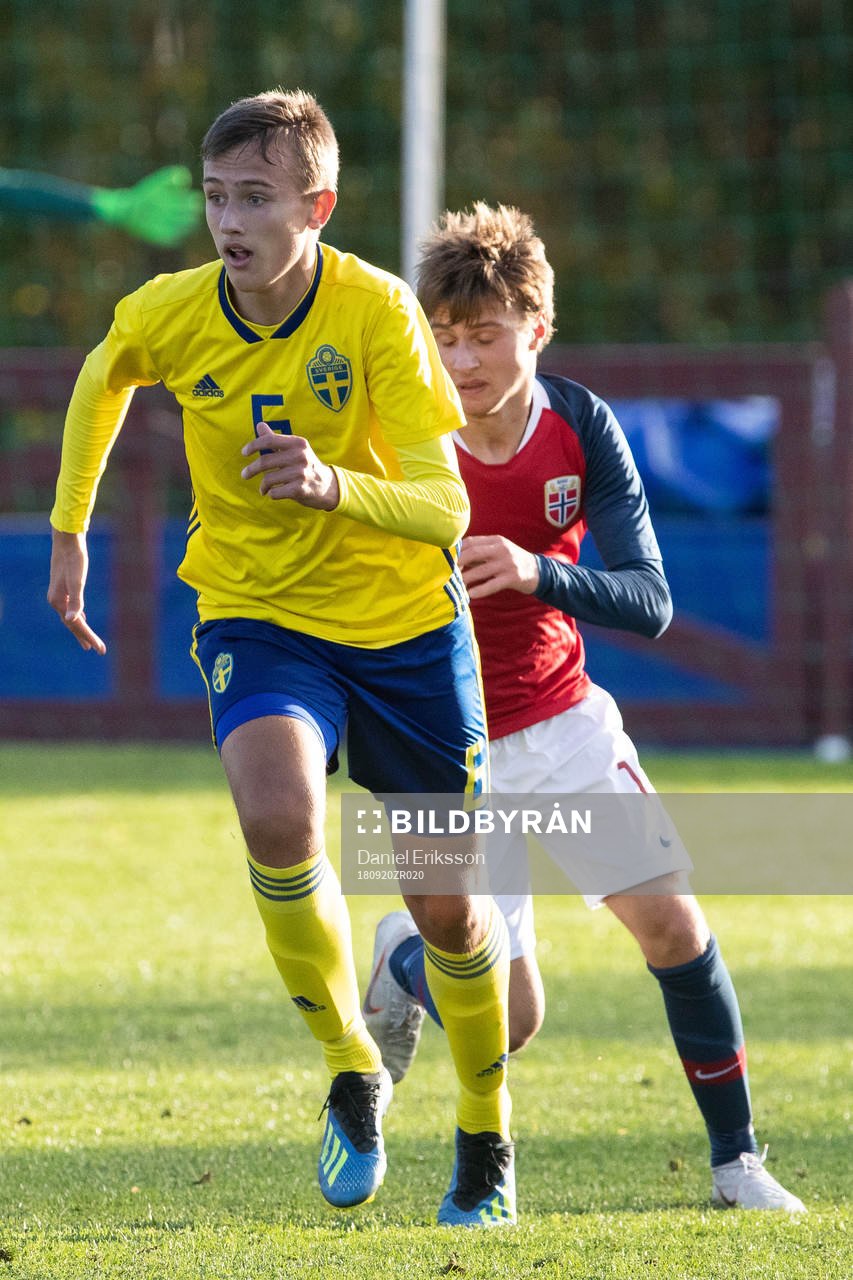 Sveriges Robin Glavak i landskampen i fotboll mellan