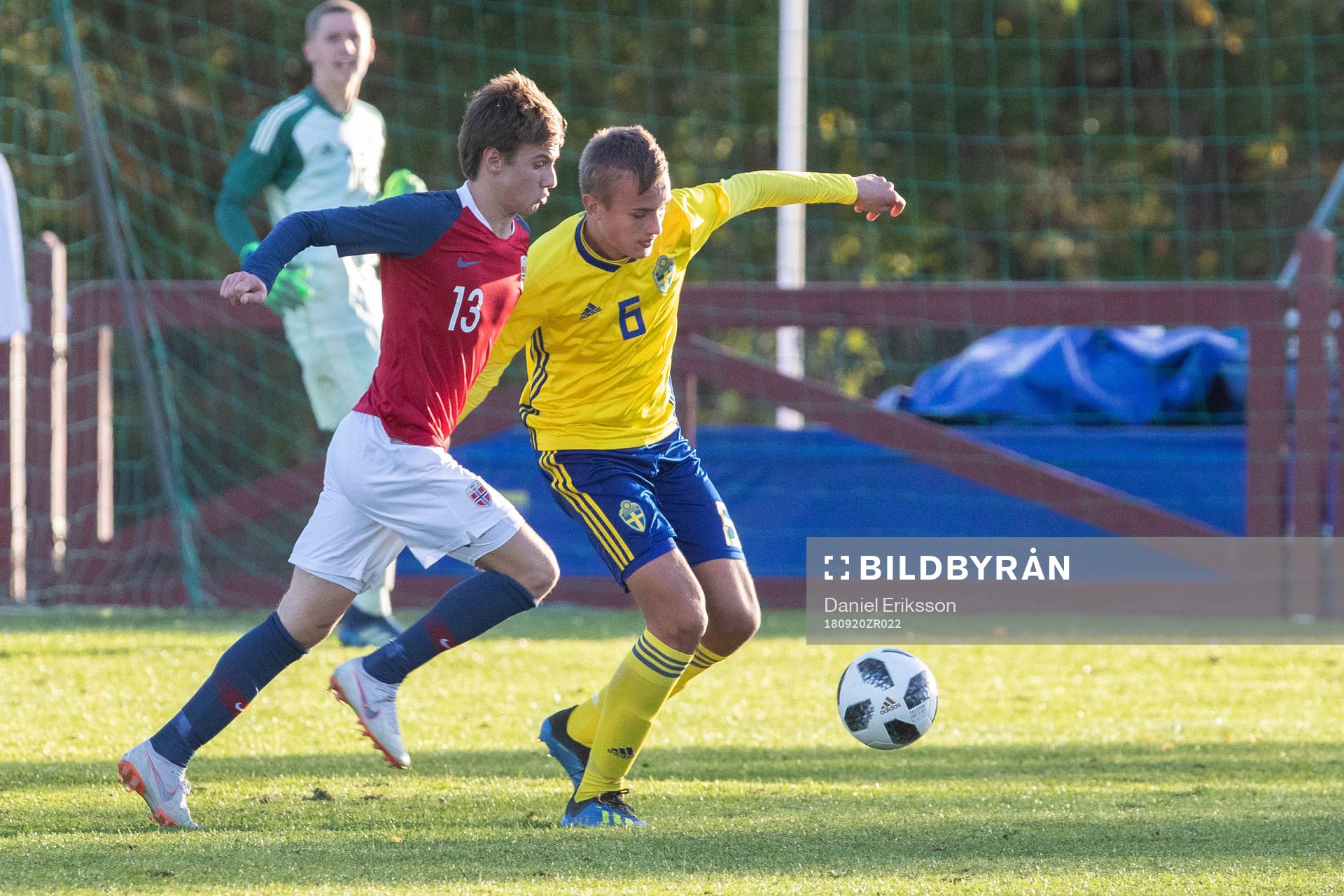 Norges Uranik Seferi och Sveriges Jesper Tolinsson i landskampen i fotboll mellan Sverige och Norge den 20 september 2018 i Mora.