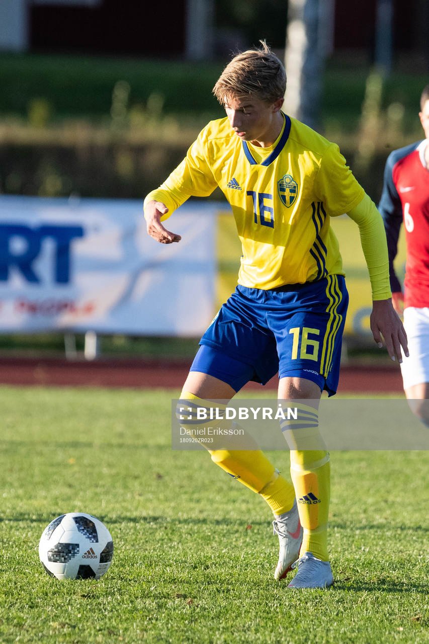 Sveriges Edwin Andersson i landskampen i fotboll mellan