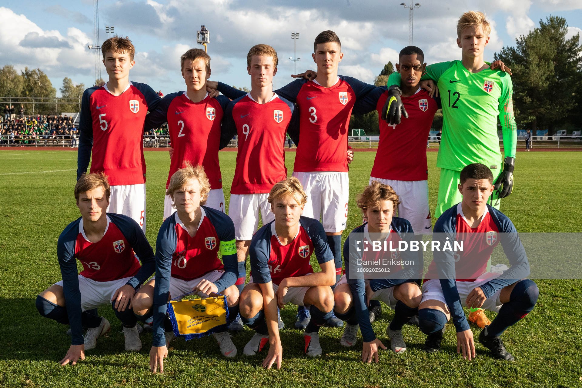 Norges övre raden Henrik Stenseide Elias Hagadokken Lenoci Leander Nikolai Jakobsen Høyvik Endre Handegard Bergsaker Daniel Kubrom Hamde Isak Solberg nedre raden Uranik Seferi Odin Thiago Holm Kristian Bernt Torgersen Kristian Malt Arnstad Christof Zafeiris i landskampen i fotboll mellan Sverige och Norge den 20 september 2018 i Mora.