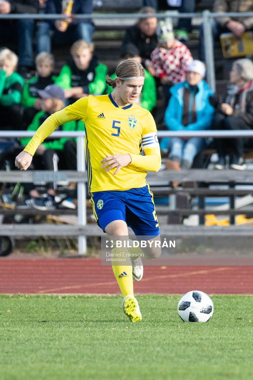 Sveriges Robin Glavak  i landskampen i fotboll mellan
