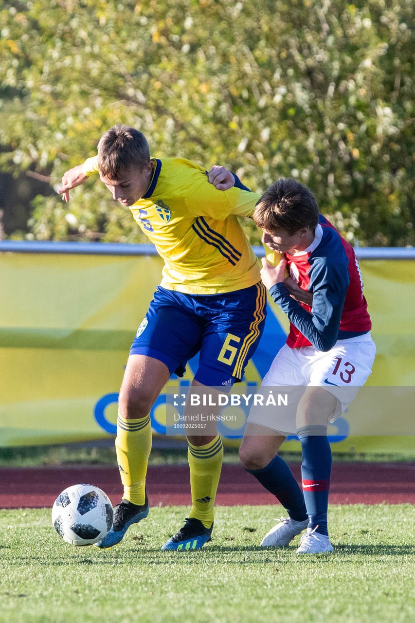 Sveriges Jesper Tolinsson och Norges Uranik Seferi i landskampen i fotboll mellan Sverige och Norge den 20 september 2018 i Mora.
