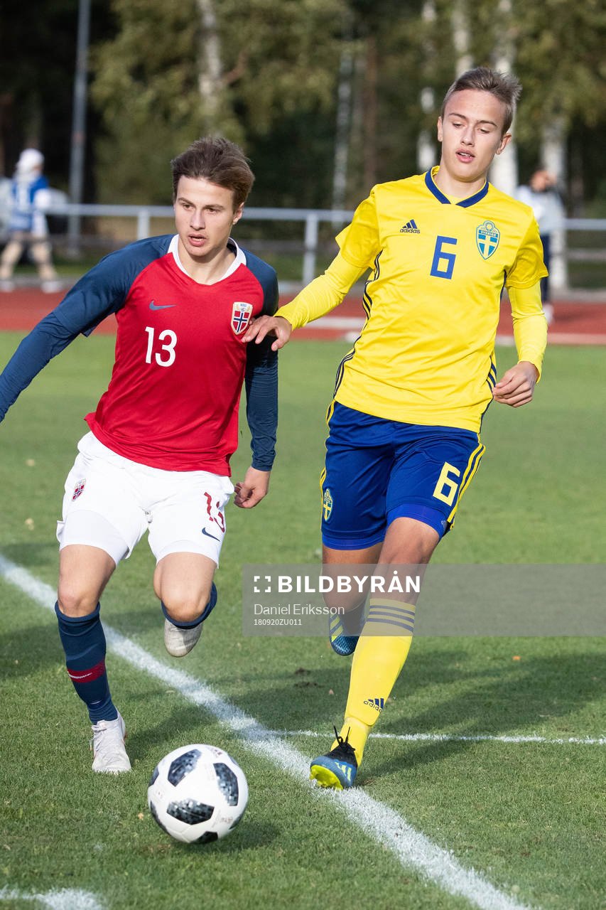 Norges Uranik Seferi och Sveriges Jesper Tolinsson  i landskampen i fotboll mellan Sverige och Norge den 20 september 2018 i Mora.