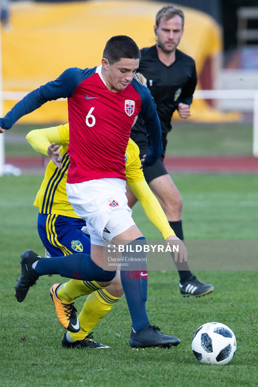 Norges Christof Zafeiris  i landskampen i fotboll mellan